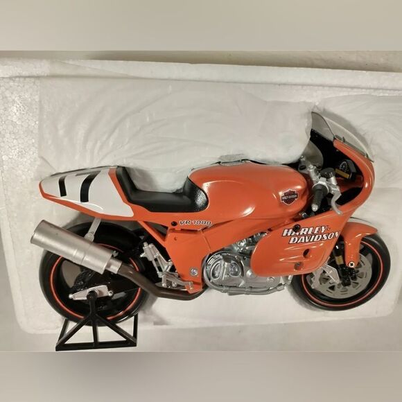 Harley Davidson Superbike VR 1000 1:9 Scale Metal Replica HD 98209-95V  NIB - Picture 4 of 11